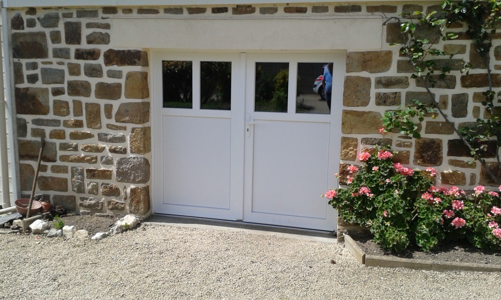 Porte de garage battante et portillon intégré ouverture à la française