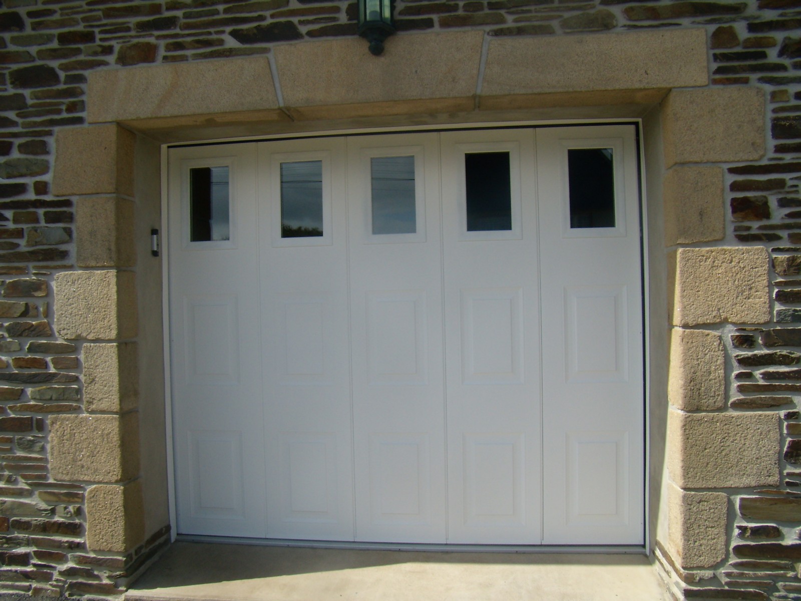 Porte de garage coulissante latérale isolée I Manuelle ou électrique