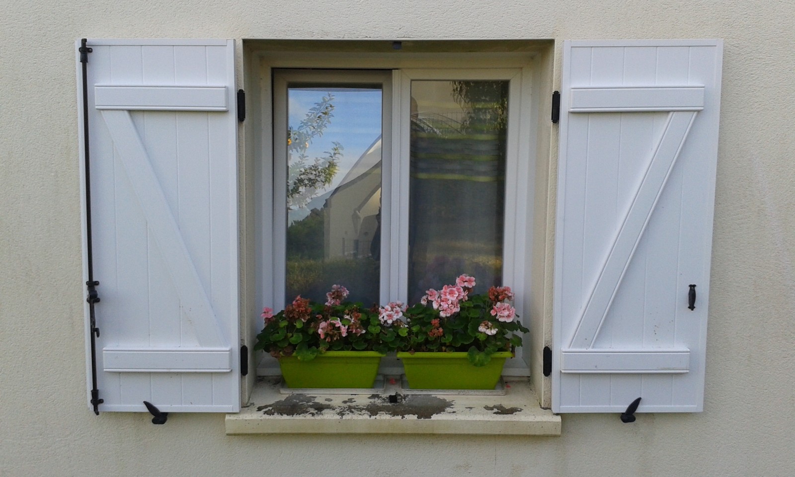 Volets battants PVC lames verticales barres et charpe Volets battants PVC lames verticales barres et charpe