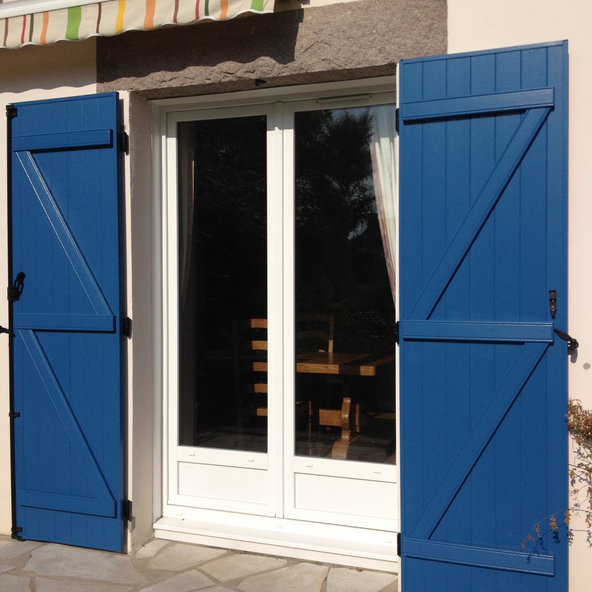 Volets battants PVC lames verticales barres et charpe Volets battants PVC lames verticales barres et charpe