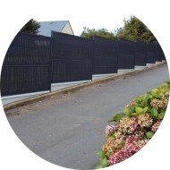 clôture grillagée gris anthracite avec soubassement béton
