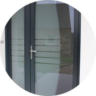 porte d'entrée en aluminium gris anthracite avec panneau de verre