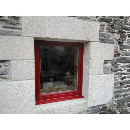 fenêtre en pvc avec un vantail de couleur rouge