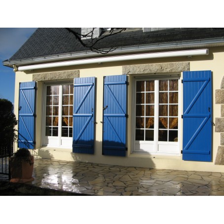 maison avec volets battants bleu à barres et écharpes - portes-fenêtres avec petits bois incorporés