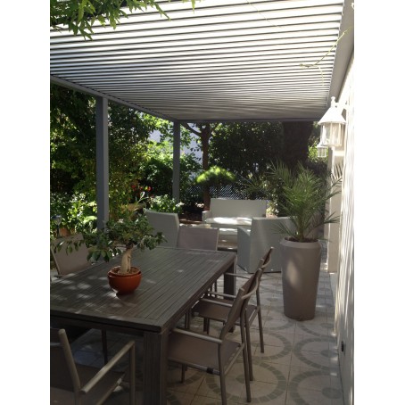 pergola murale en aluminium et à lames orientables