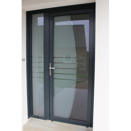 porte d'entrée en aluminium gris anthracite avec panneau de verre