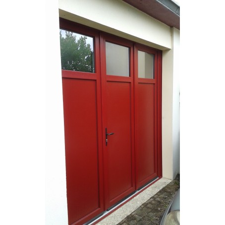 porte de garage battante rouge foncé avec hublots rectangulaires