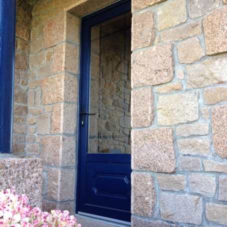 porte d'entrée en pvc avec soubassement et vitrage en bleu acier