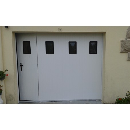 porte de garage coulissante en pvc avec portillon intégré