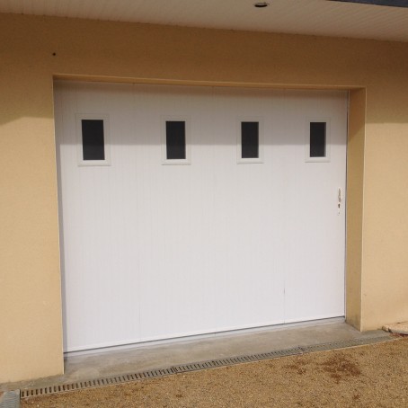 porte de garage coulissante en pvc 4 panneaux et hublots