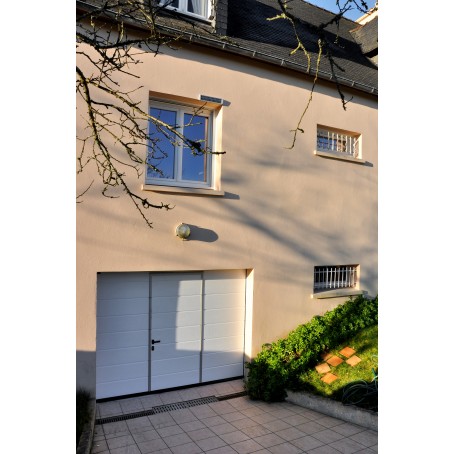 porte de garage sectionnelle plafond avec portillon incorporé - teinte blanc