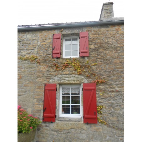 volets battants en aluminium à barres et écharpes - rouge brun - sur maison en pierre