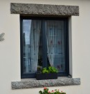 fenêtre en pvc à deux vantaux de couleur grise