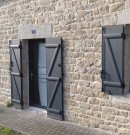 maison avec volets battants à barres et écharpes z - 2 vantaux - sur porte d'entrée et fenêtres