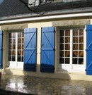 maison avec volets battants bleu à barres et écharpes - portes-fenêtres avec petits bois incorporés