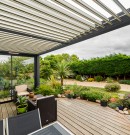 pergola en aluminium avec coulissant sur le pignon