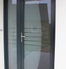 porte d'entrée en aluminium gris anthracite avec panneau de verre