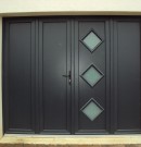 porte de garage battante 4 vantaux - hublots losange à la verticale sur un ouvrant - teinte gris anthracite