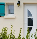 porte d'entrée en pvc avec panneau décoratif vitré