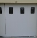 porte de garage coulissante en pvc avec portillon intégré