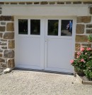 porte de garage battante deux vantaux en pvc - meneaux verticaux en partie haute - teinte blanc