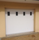 porte de garage coulissante en pvc 4 panneaux et hublots