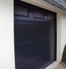 porte de garage sectionnelle plafond sans portillon - avec hublots et rainures - de couleur grise