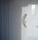 porte d'entrée de couleur gris argent avec panneau décoratif plein