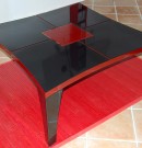 Table de salon acier thermolaquée en rouge et noir - avec découpe laser
